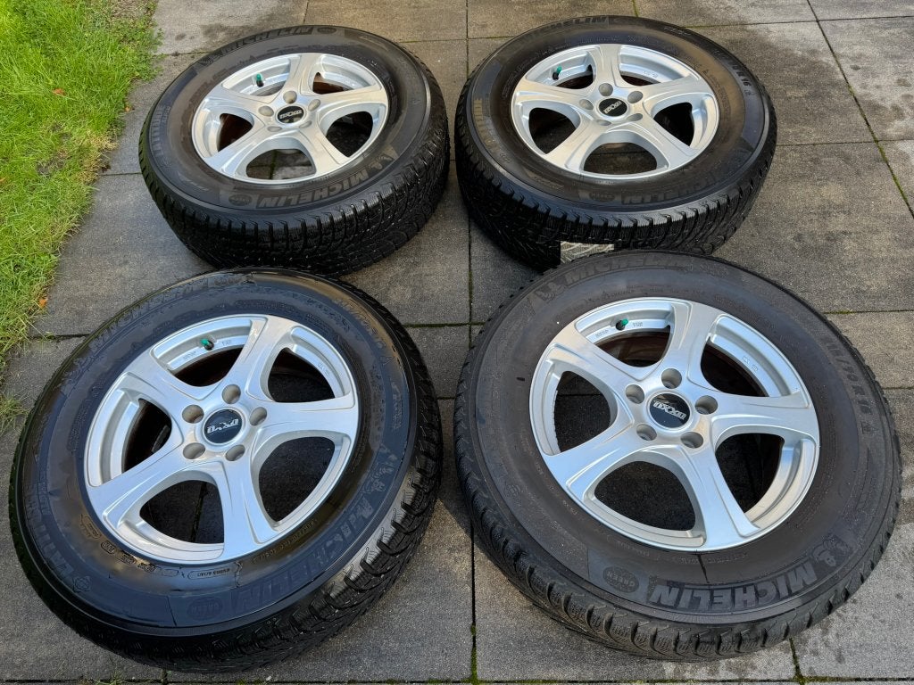 Vier Lichtmetalen velgen met Michelin 215/70 R16 banden, Ophalen, 16 inch, Banden en Velgen, Winterbanden