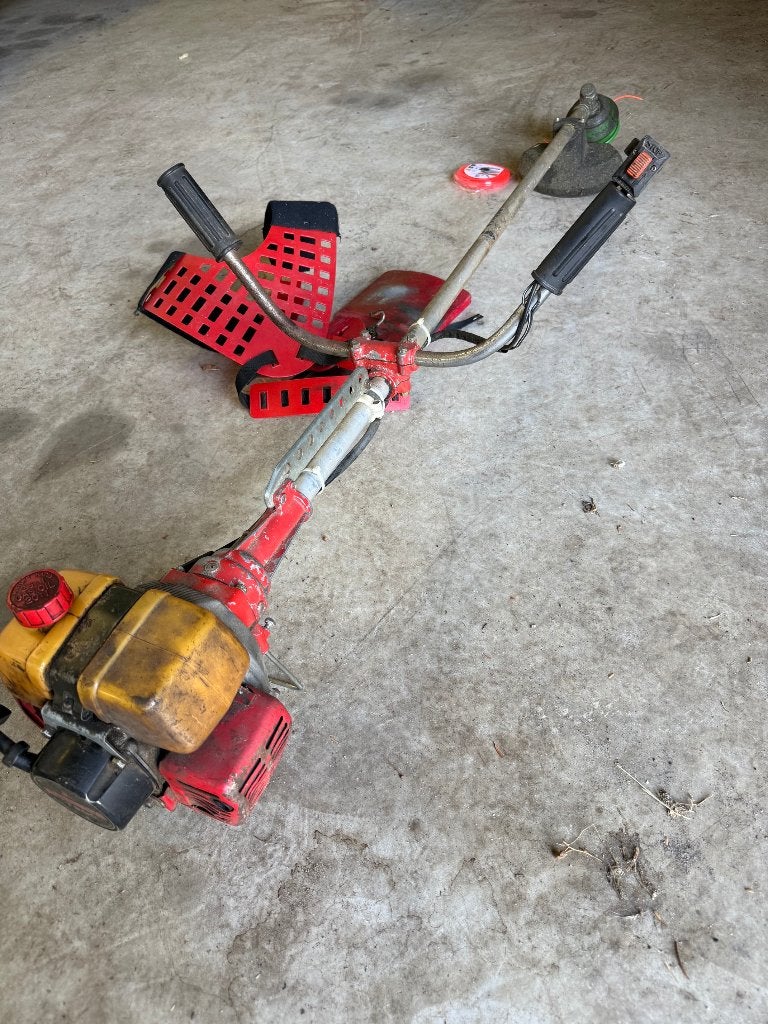 Mitsubishi T200 bosmaaier met harnas en reservedraad, Ophalen, Benzine, Gebruikt, Mitsubishi