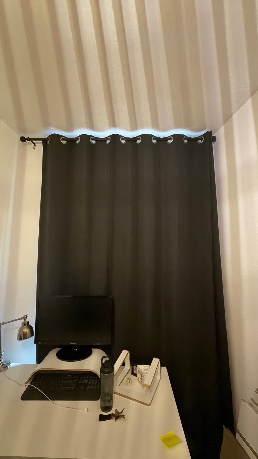 Gordijn met stang 1.7m x 2.6m, Ophalen, Inclusief montageonderdelen, Gebruikt, Zwart