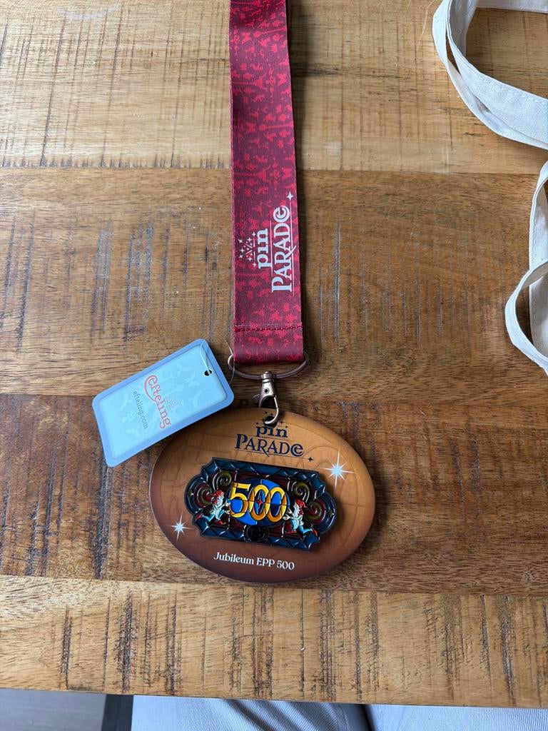 Efteling Pin Parade Jubileum EPP 500 Lanyard met Pin, Verzamelen, Efteling, Ophalen of Verzenden, Nieuw, Overige typen