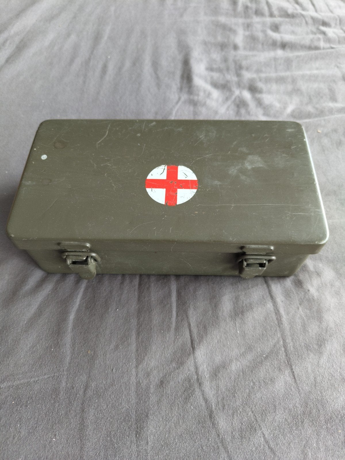 Vintage Militaire EHBO-doos - Groen metaal met rood kruis, Verzamelen, Ophalen of Verzenden, Landmacht