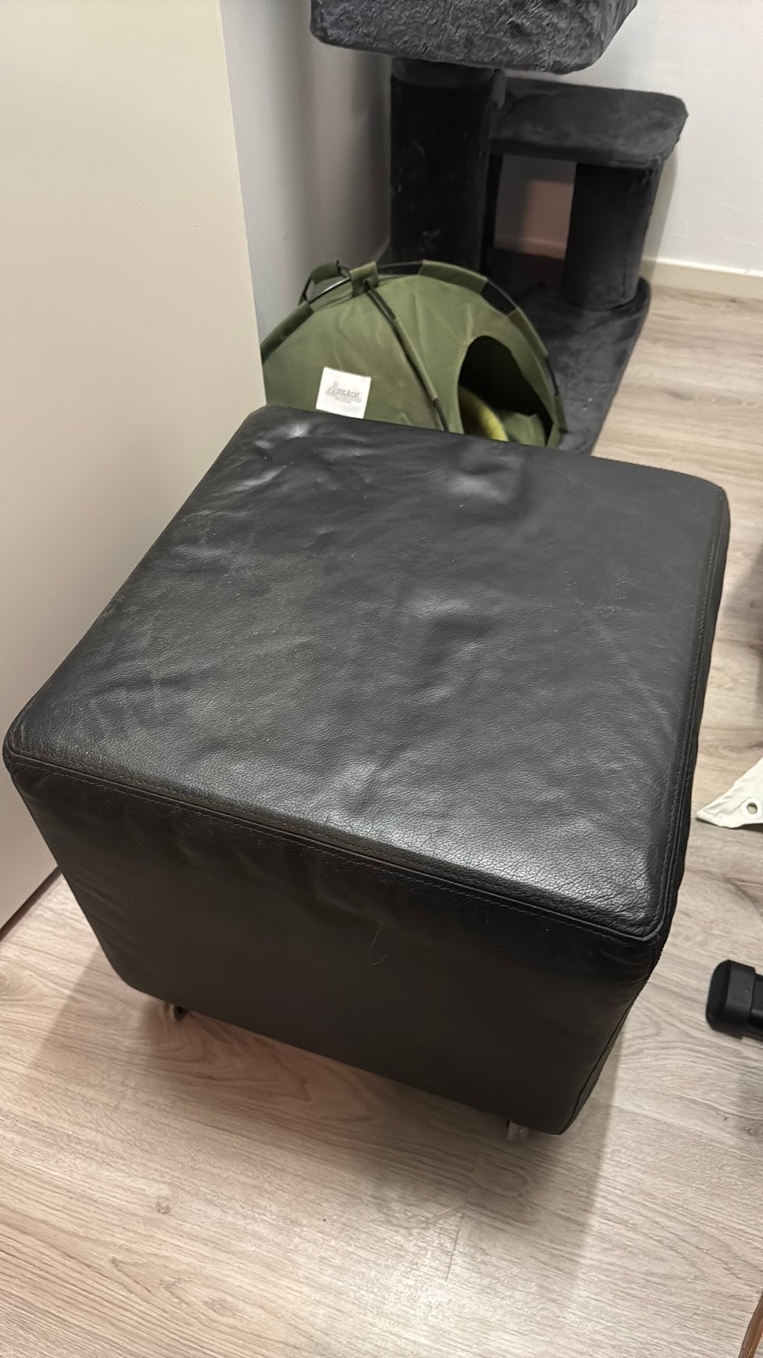 Nette zwart lederen poef, Ophalen, Gebruikt, Vierkant