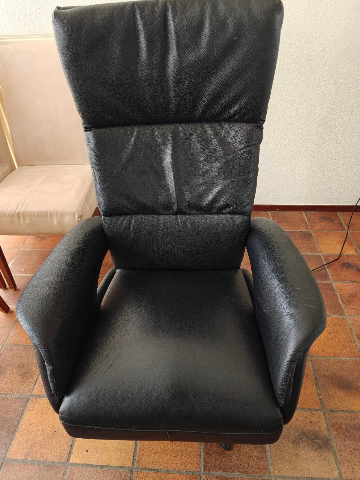 Mooie Prominent elektrische relaxstoel (zwart leer, 2-motori, Huis en Inrichting, Fauteuils, Ophalen, Zo goed als nieuw, Leer