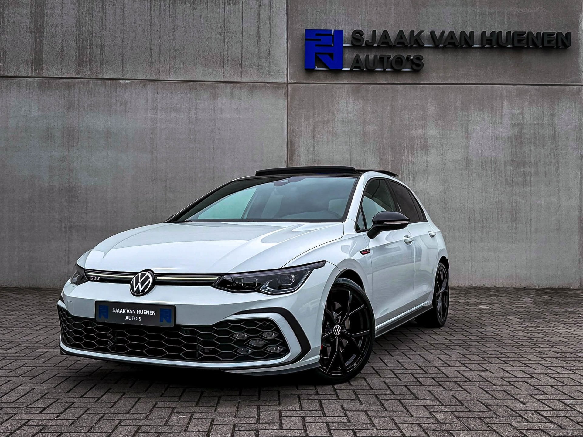Volkswagen GOLF 2.0TSI GTI 245pk DSG! OEM DEALER|Panoramadak, 730 kg, 4 cilinders, 1984 cc, Leder en Stof