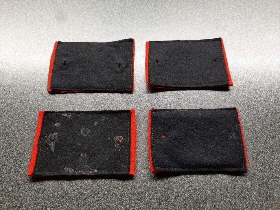 4 stuks  doorgestikte  Artillerie  baret achtergronden  KL, Ophalen of Verzenden, Landmacht, Nederland, Helm of Baret