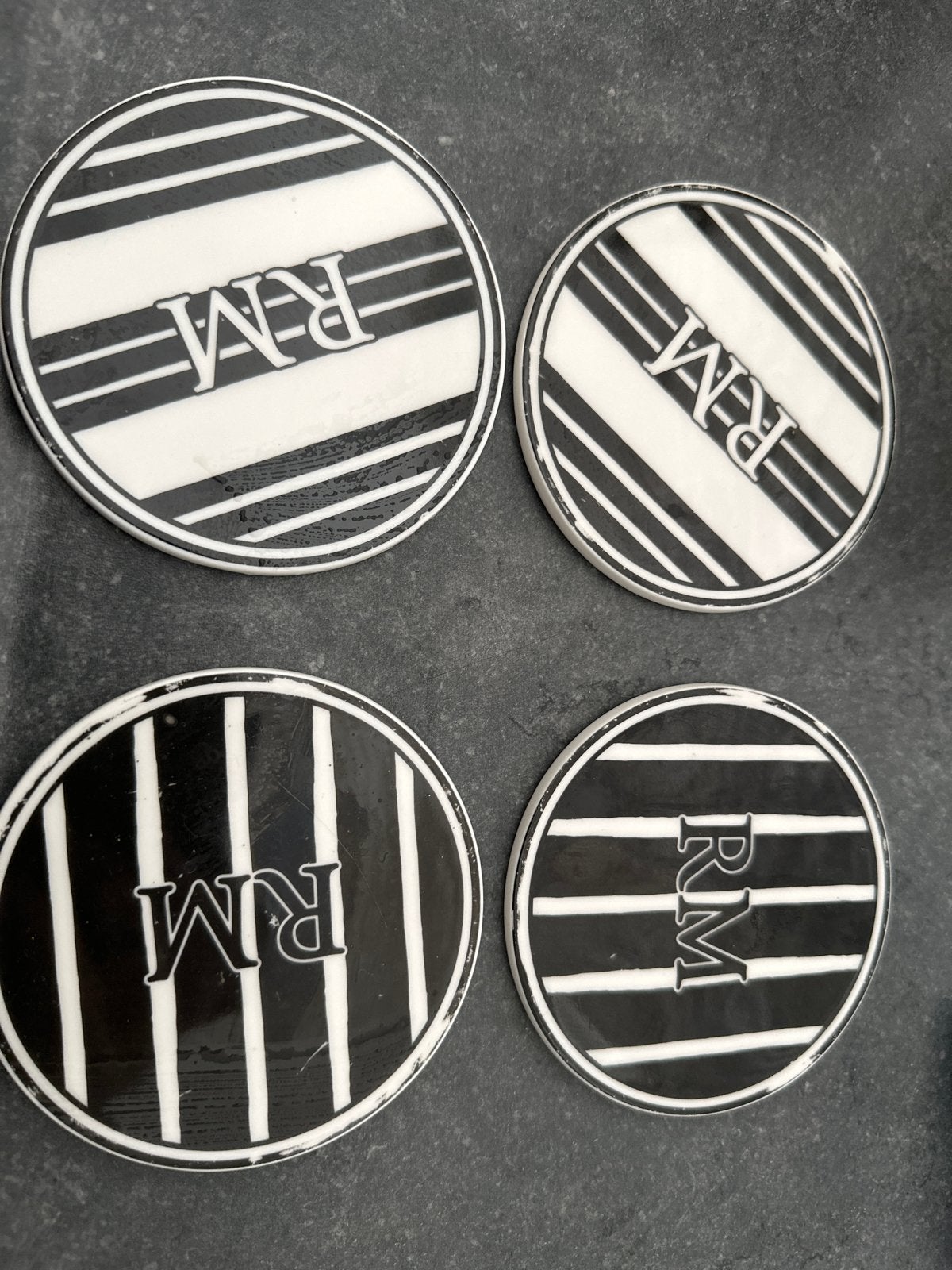 Set van 4 onderzetters zwart-wit met 'RM' logo, Gebruikt, Glasonderzetter, Overige materialen, Ophalen of Verzenden