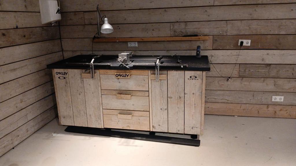 Robuuste werkbank met lades en bankschroef, Doe-het-zelf en Verbouw, Werkbanken, Ophalen of Verzenden, Gebruikt, 170 cm of meer