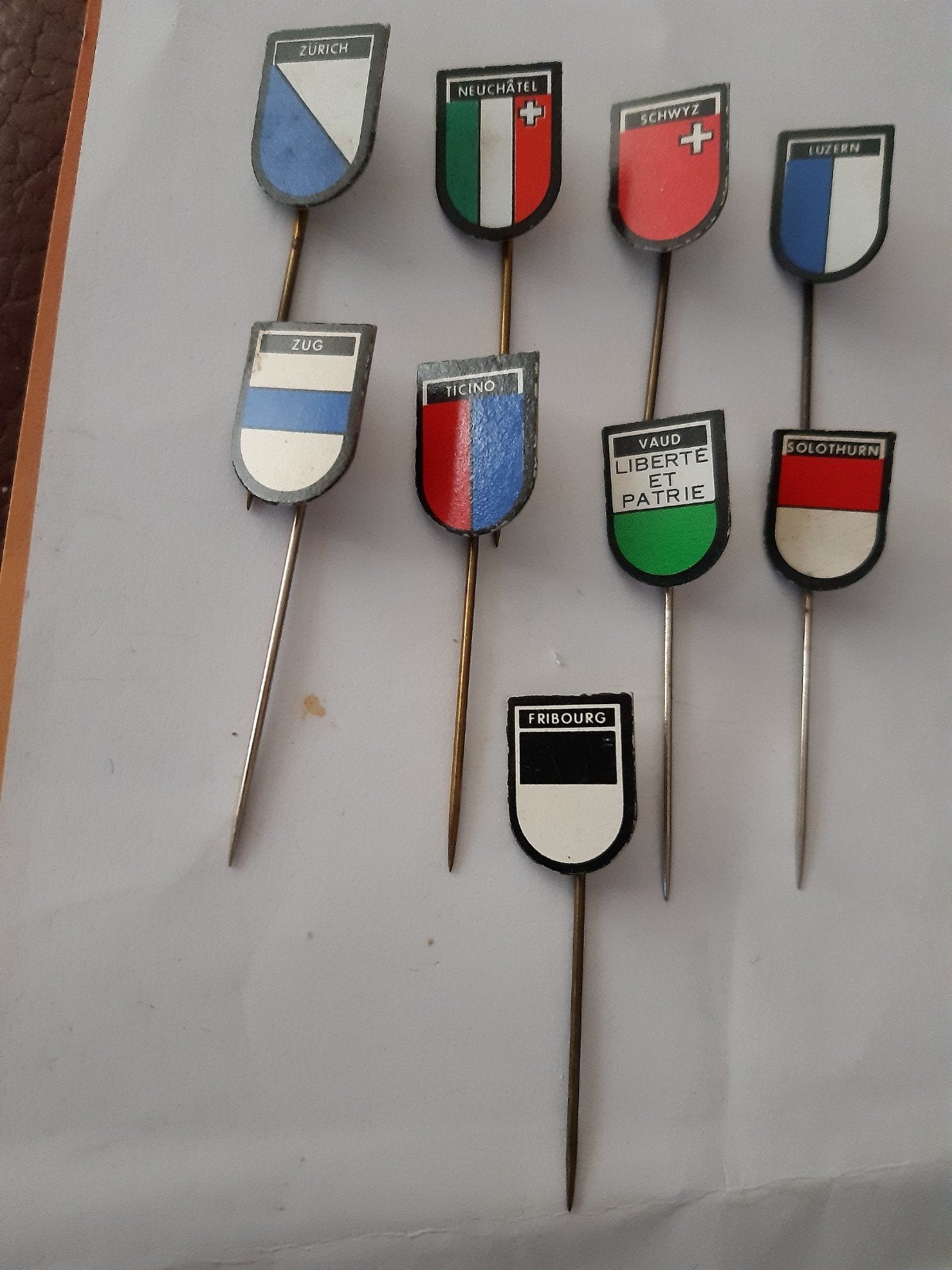 9 Speldjes  stadswapens Zwitserland, Ophalen of Verzenden, Nieuw, Stad of Land, Speldje of Pin