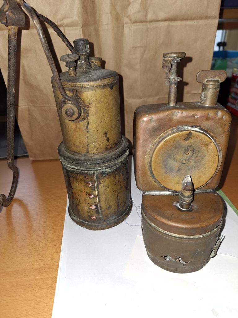 2   antike koperen Mijnwerkers lampen met gebruiksporen, Antiek en Kunst, Ophalen of Verzenden, Brons