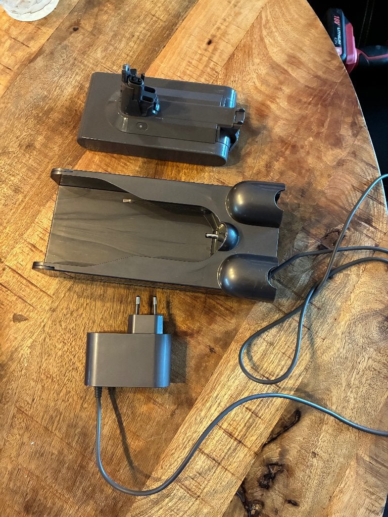 Dyson accu, wandhouder en oplader., Witgoed en Apparatuur, Stofzuigers, Ophalen of Verzenden, Gebruikt, 1200 tot 1600 watt