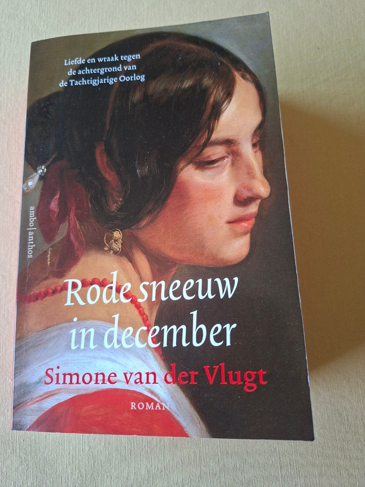 Simone van der Vlugt - Rode sneeuw in december, Boeken, Ophalen of Verzenden, Zo goed als nieuw, Simone van der Vlugt
