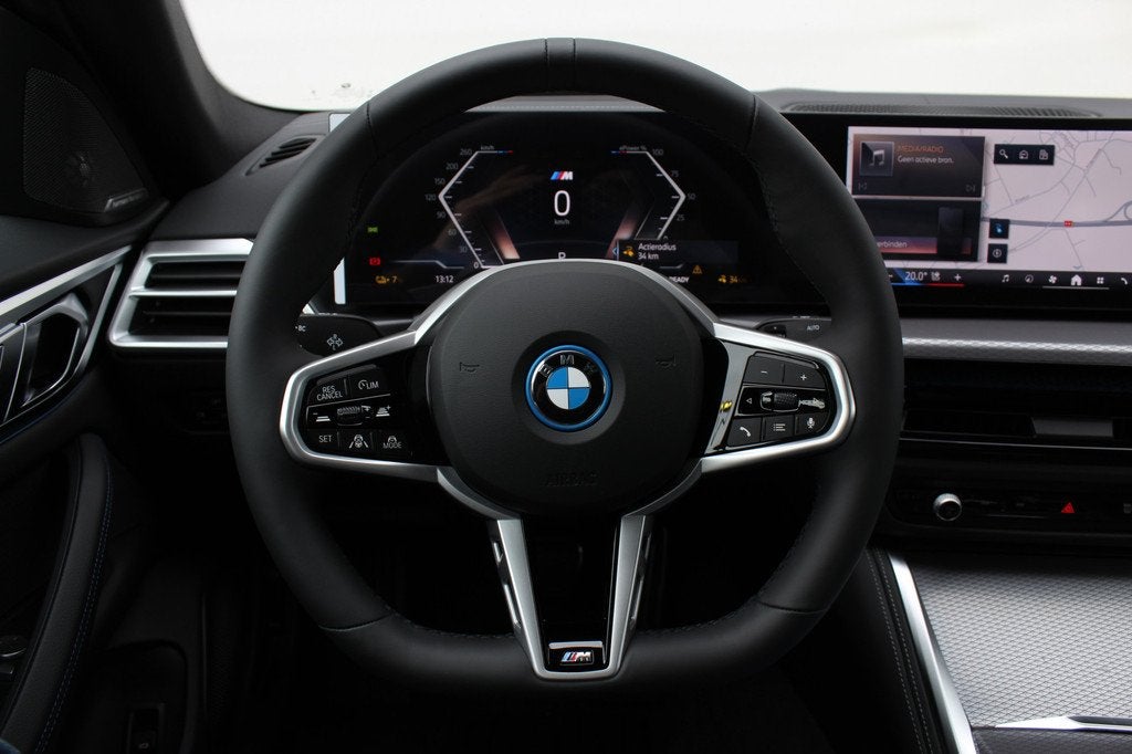 BMW i4 xDrive40 M Sport / Schuif-kanteldak / Trekhaak / Adap, Auto's, BMW, Elektrische stoelverstelling, Leder, Blauw, Zilver of Grijs