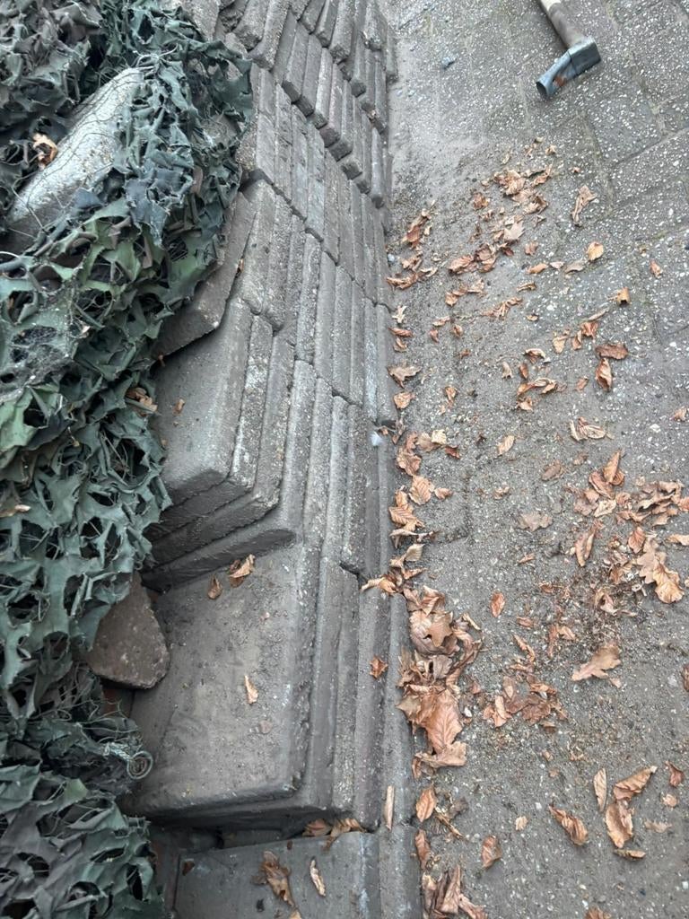 Gratis stoeptegels - 87 stuks, Gebruikt, Ophalen of Verzenden, 10 m² of meer, Beton