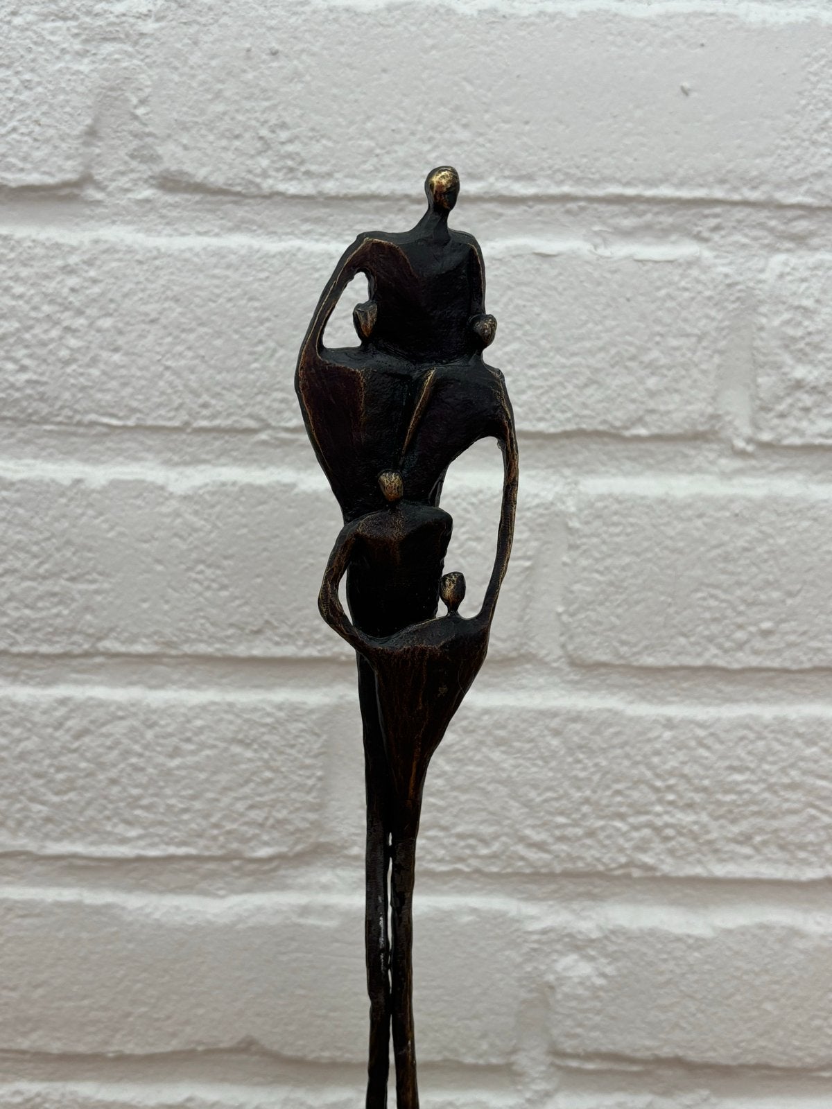 Bronzen beeld 'Familie' op marmeren sokkel, Antiek en Kunst, Groep mensen, Ophalen of Verzenden, Brons, 20 - 50 cm