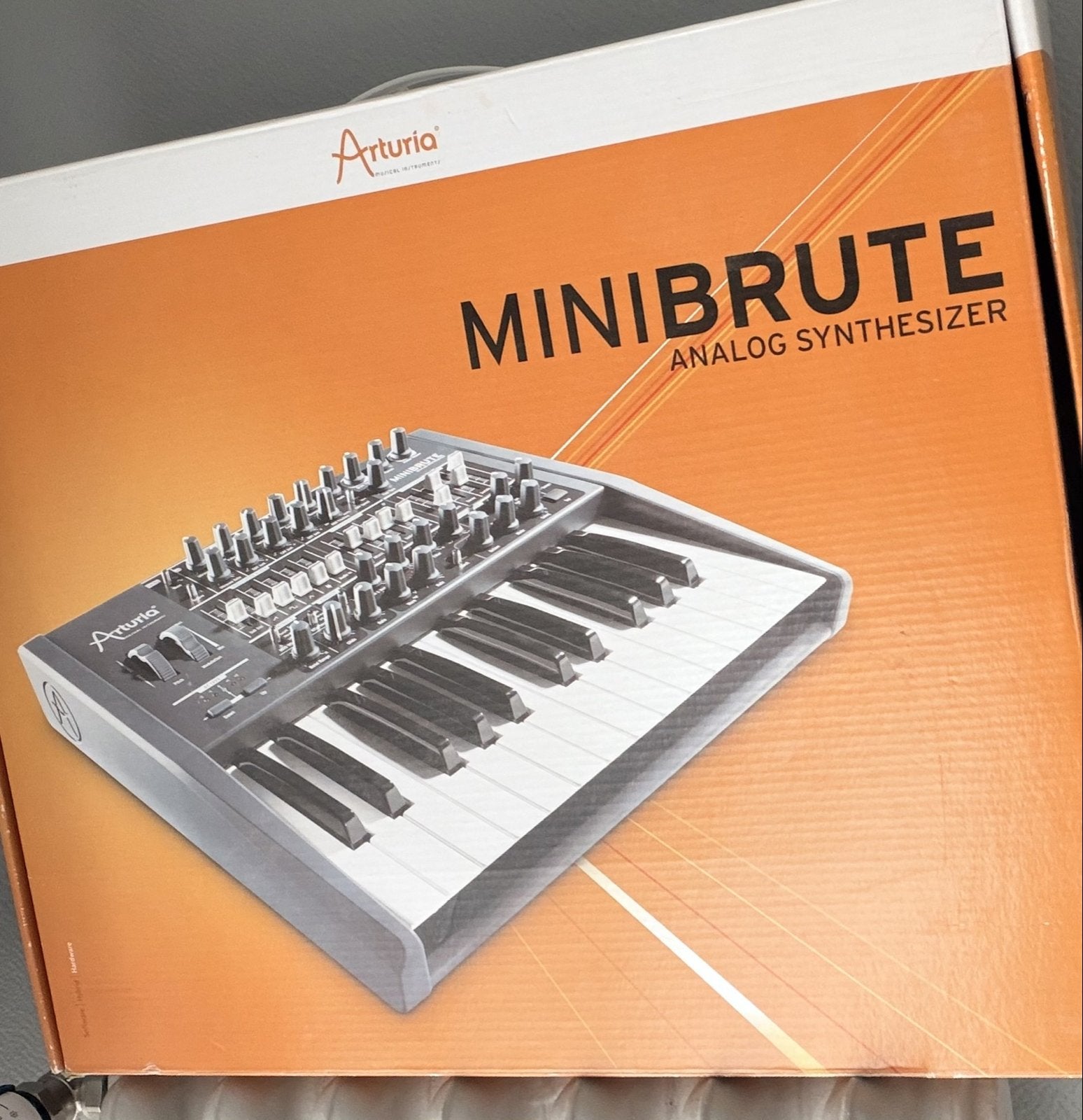 Arturia MiniBrute Analoge Synthesizer, Muziek en Instrumenten, Synthesizers, Overige merken, Zo goed als nieuw, Met midi-aansluiting