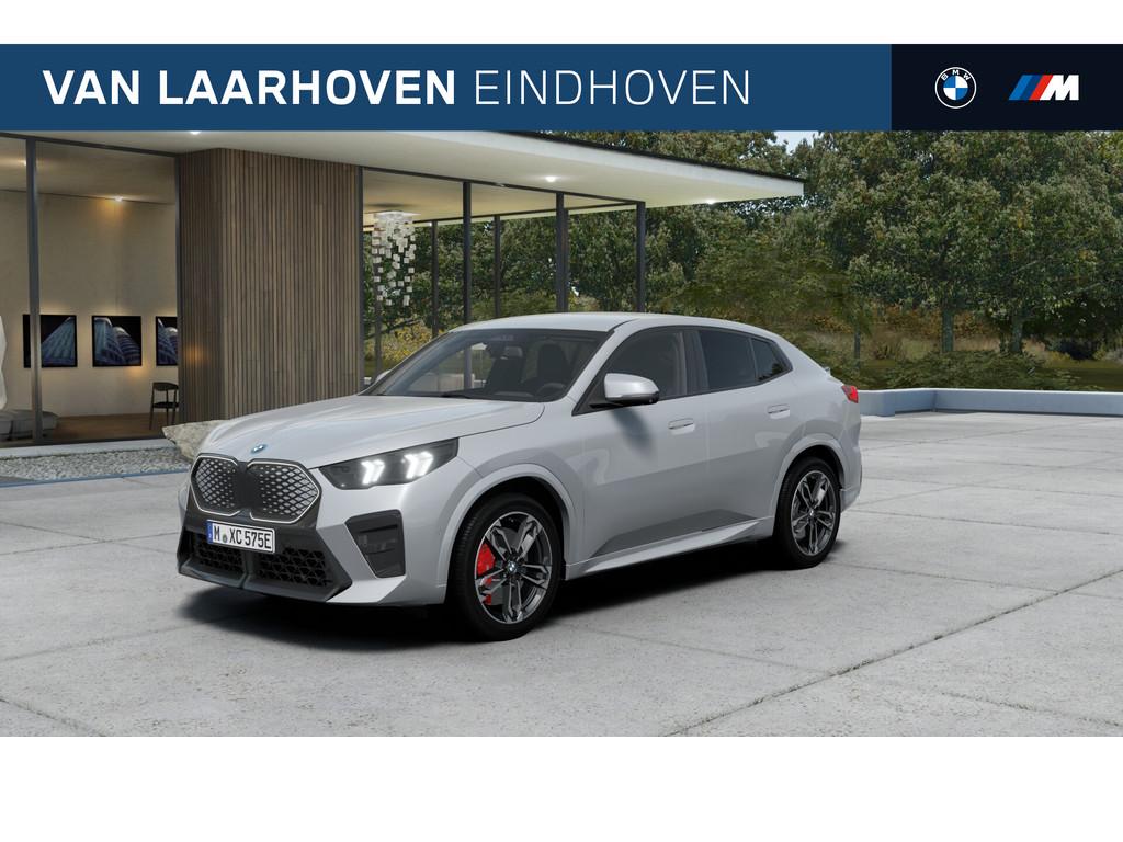 BMW iX2 eDrive20 M Sport / Trekhaak / Sportstoelen / M Adapt, Auto's, BMW, IX2, Zwart, Leder, Nieuw