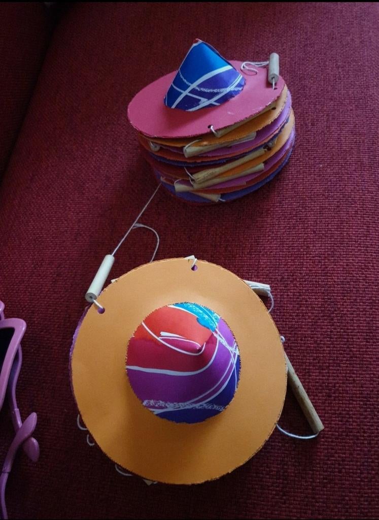 Kleurrijke slinger van hoedjes voor feestjes, Ophalen of Verzenden, Zo goed als nieuw, Versiering, Verjaardag