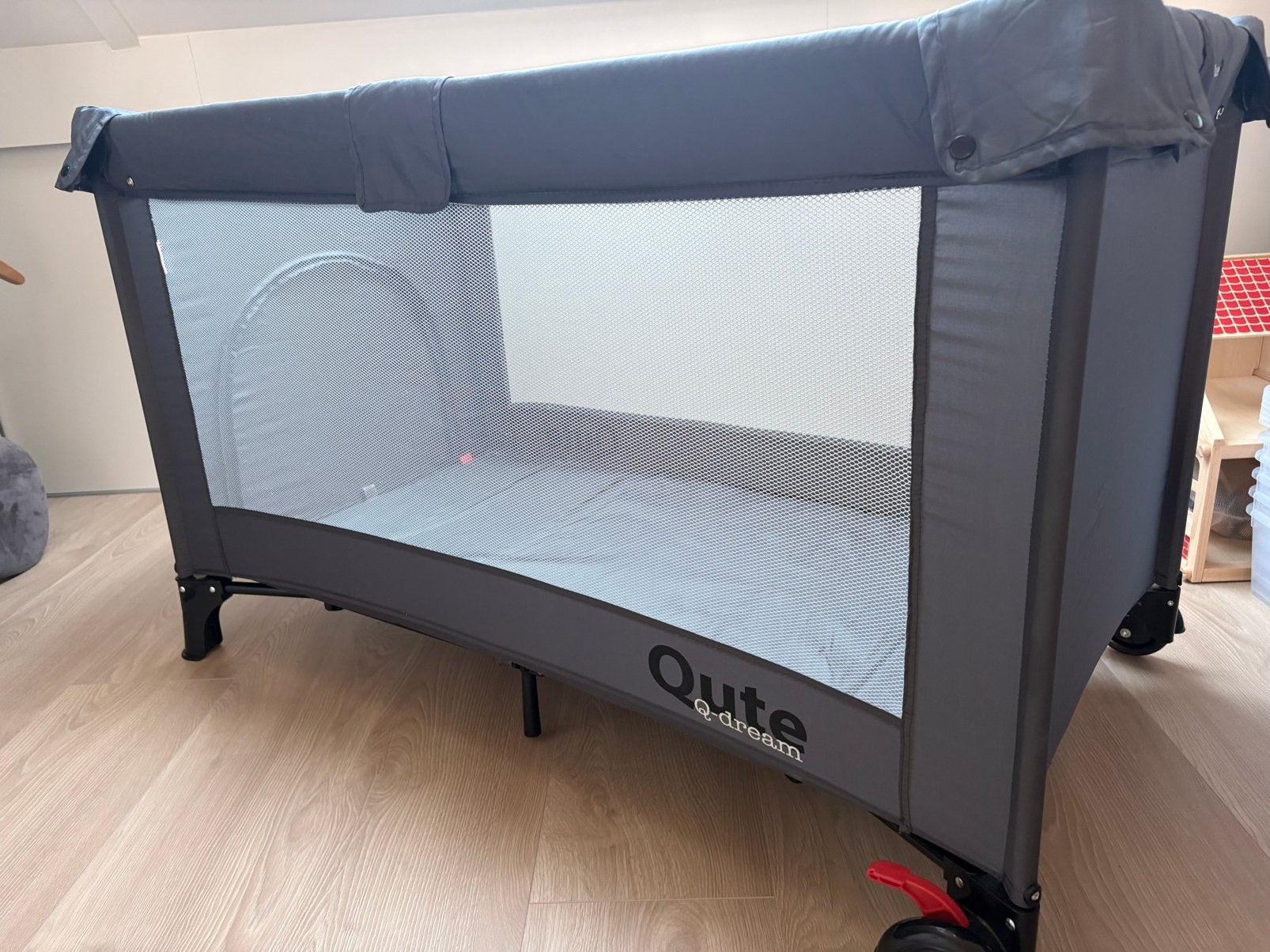 Qute Q-dream campingbedje grijs met matras en klamboe, Ophalen, Gebruikt, Reisbedje