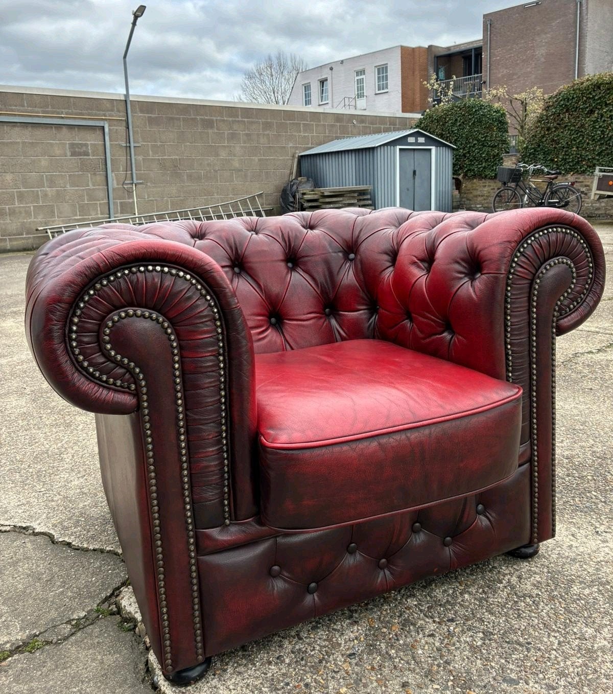 Chesterfield clubfauteuil in oxblood red izgst, Huis en Inrichting, Fauteuils, Ophalen, Gebruikt, Vintage, chesterfield, oxblood, mancave