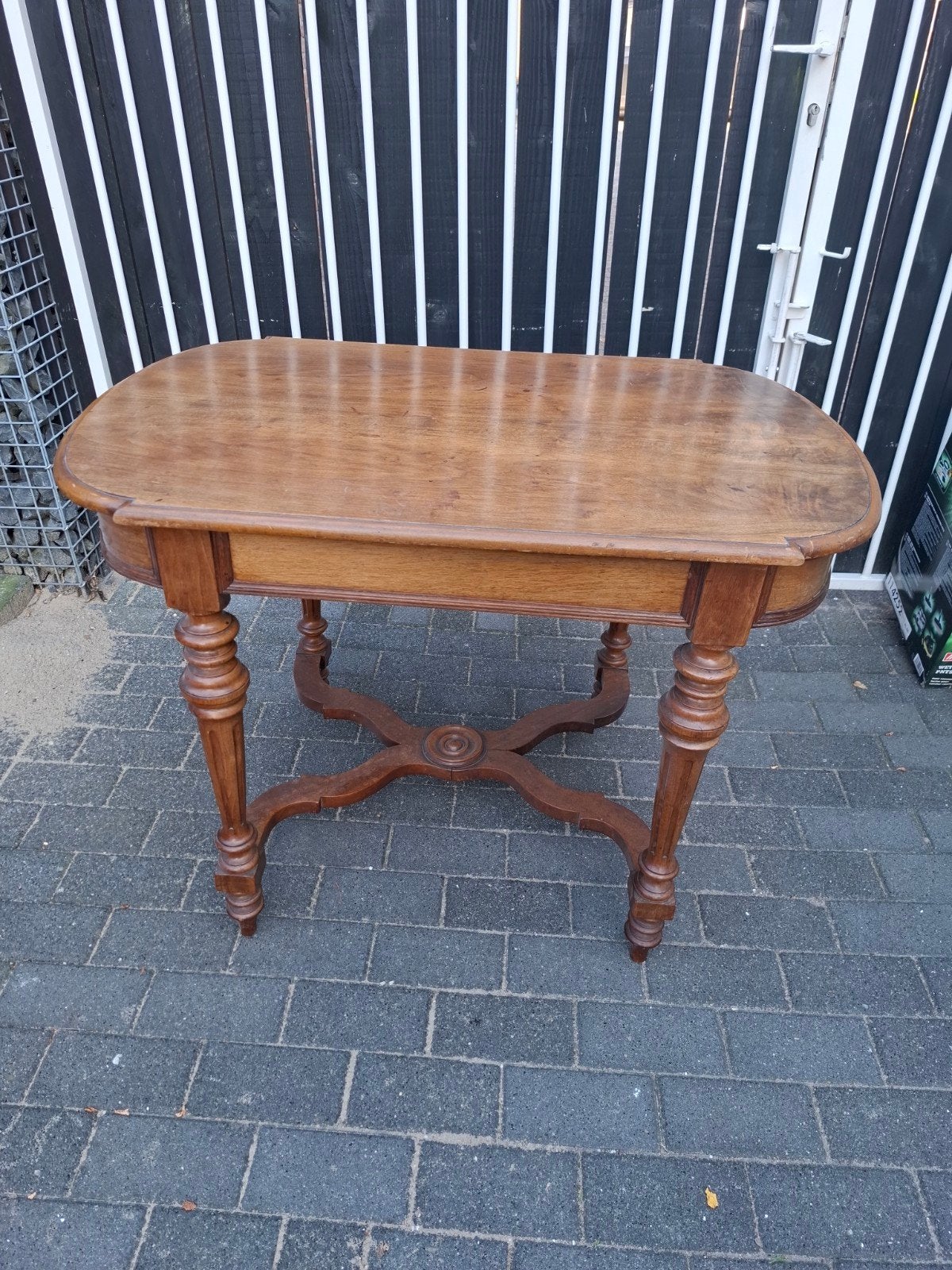 Gratis Antieke houten tafel met sierlijke poten, Ophalen
