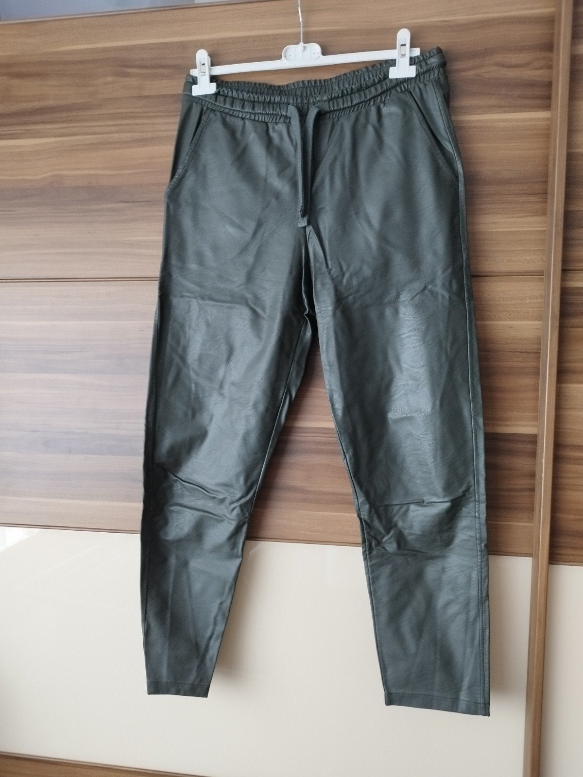 Donkergroene Geisha lederlook broek maat 38, Maat 38/40 (M), Geisha, Verzenden, Gedragen
