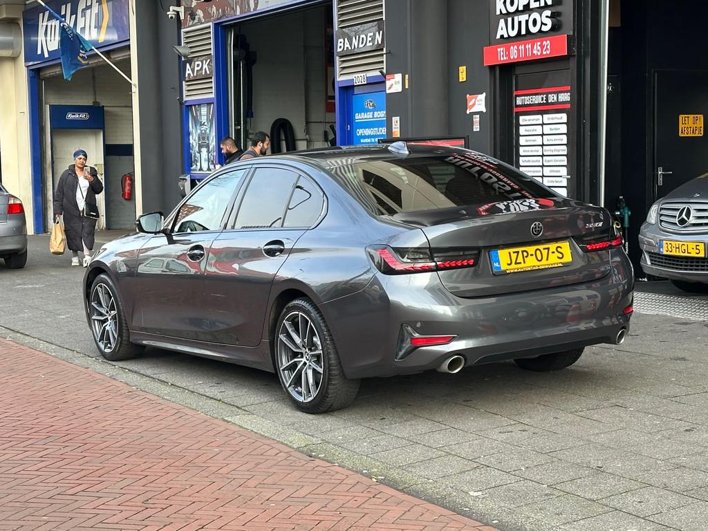 BMW 3-serie 330i High Executive Aut Leer Navi Carplay, Automaat, 1998 cc, Achterwielaandrijving, Gebruikt