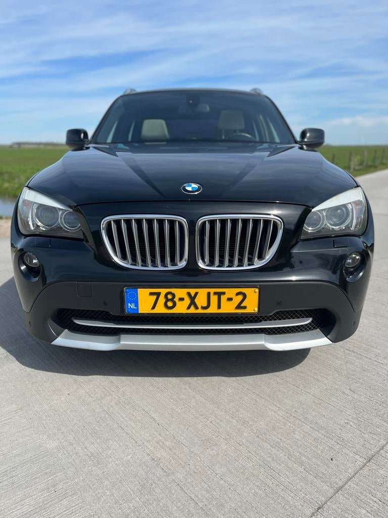 BMW X1 Sdrive 20D 2012 zwart AUT, Panoramadak, Leder, Auto's, Achterwielaandrijving, 4 cilinders, Zwart, Origineel Nederlands
