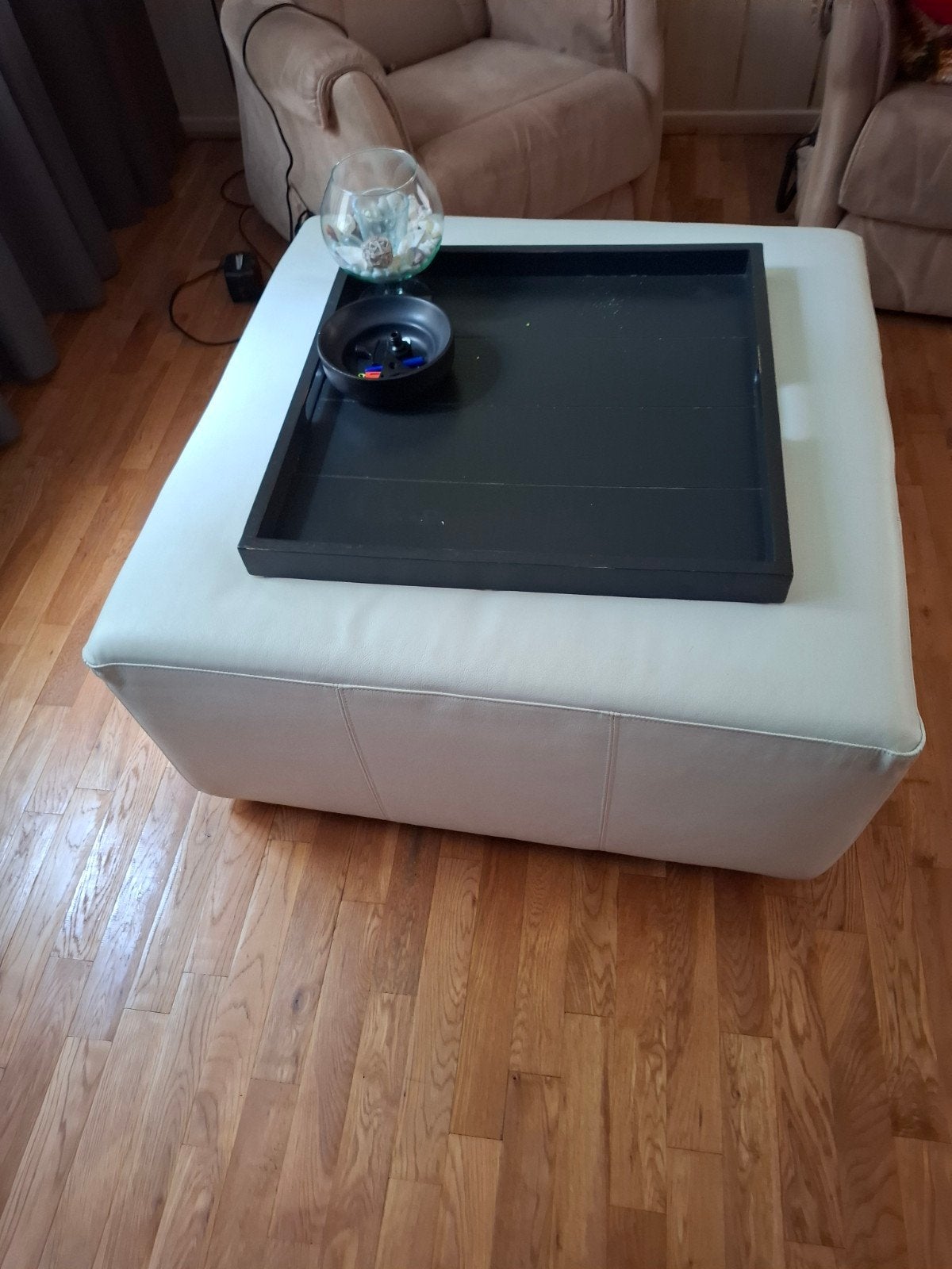 Leren poef/salontafel met houten dienblad, Ophalen, Vierkant, 75 tot 100 cm, Zo goed als nieuw