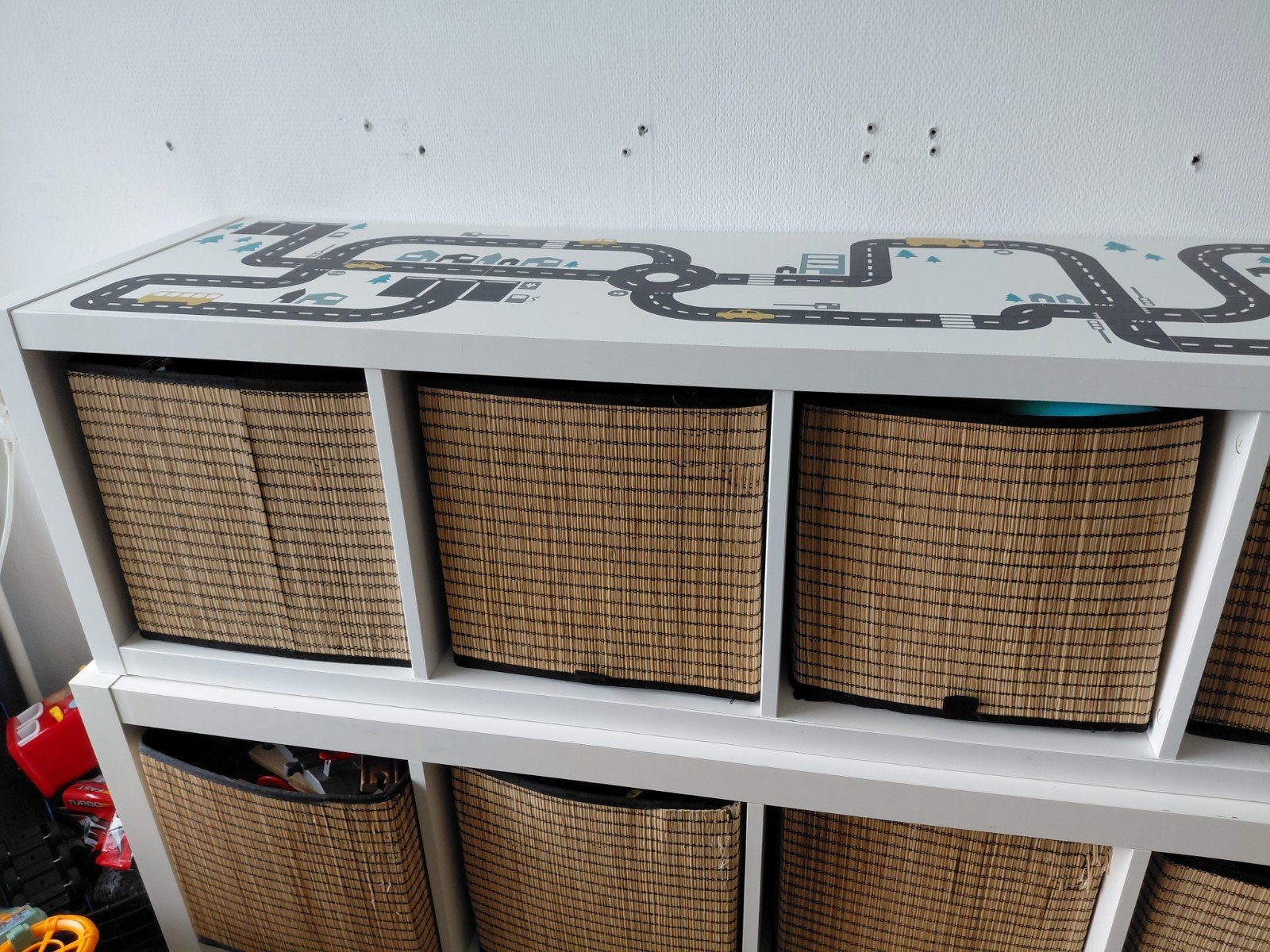 IKEA Kallax 1x4 met 4 Gnabbas manden en sticker met autobaan, Ophalen, Gebruikt