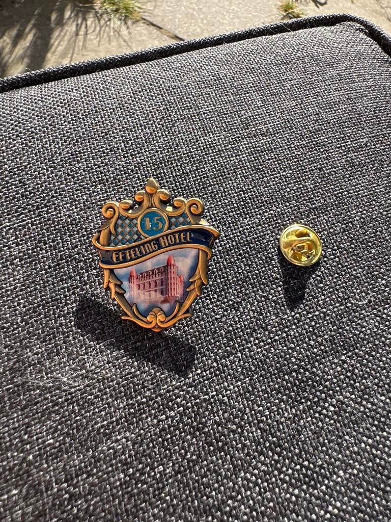 Efteling Hotel Jubileum Pin - 15 Jaar, Verzamelen, Ophalen of Verzenden, Zo goed als nieuw, Button of Speldje