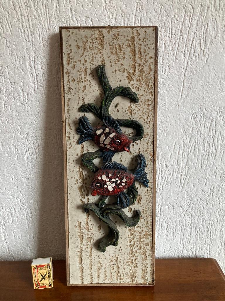 Jaren 70 wandpaneel met 2 stenen vissen op rauhfaser bord, Wandsculptuur, Gebruikt, 18 cm, Vintage