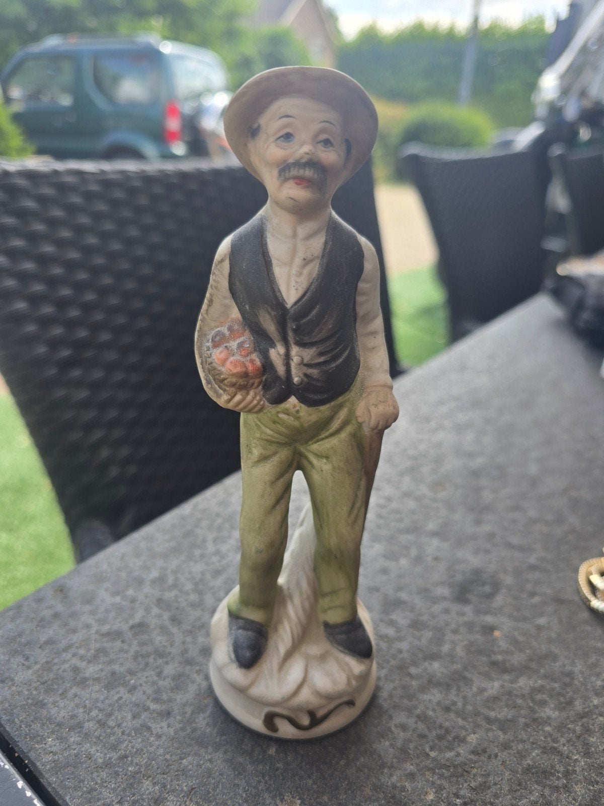 Vintage beeldje van man met hoed en mandje (DOOS 1), Ophalen of Verzenden