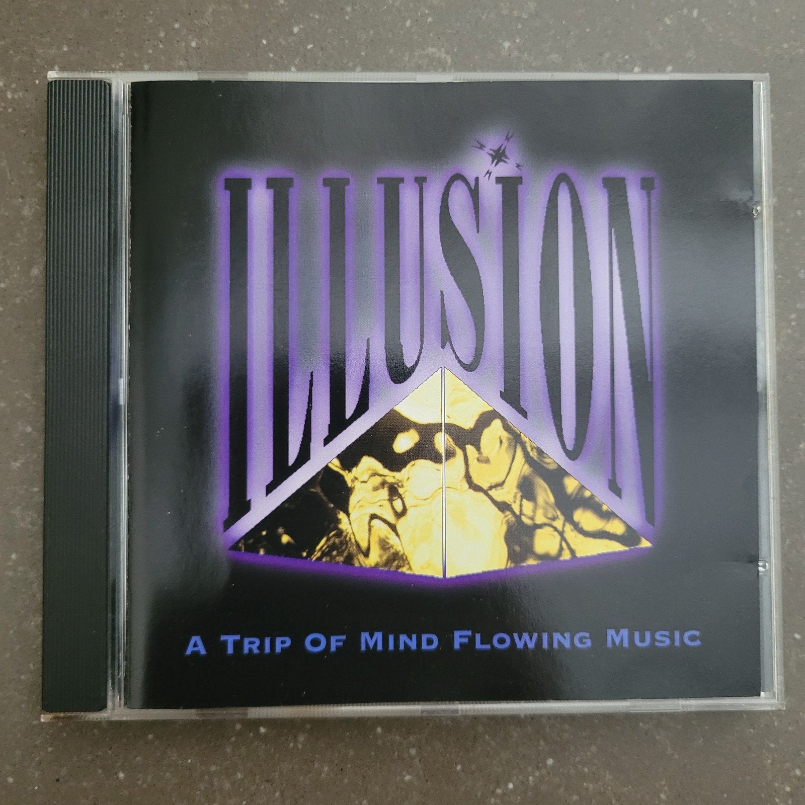 Illusion 1: A Trip of Mind Flowing Music (1994) CD, Cd's en Dvd's, Cd's | Dance en House, Ophalen, House, Zo goed als nieuw, Inclusief boekje