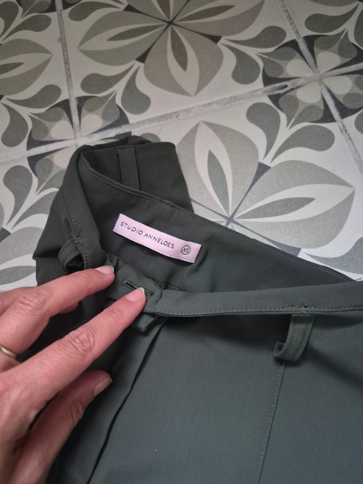 broek studio anneloes xs 34 khaki, Ophalen of Verzenden, Zo goed als nieuw, Maat 34 (XS) of kleiner, Lang