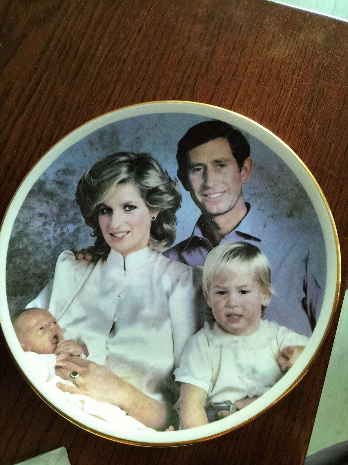 Bord Familie Wales- Charles, Diana, William, Harry 1984, Verzamelen, Verzenden, Zo goed als nieuw, Buitenland, Servies