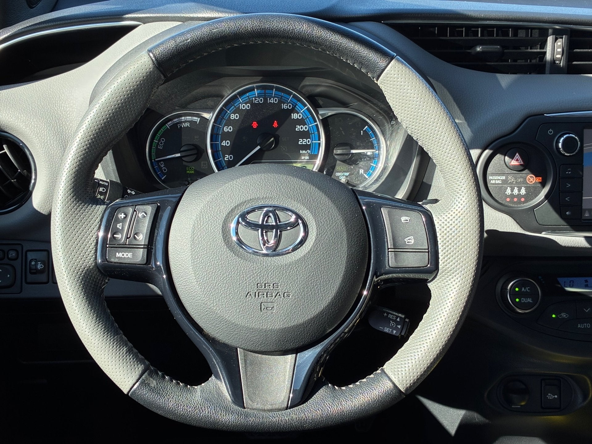Toyota Yaris 1.5 Hybrid Dynamic Bi-Tone|Automaat|Camera|Navi, Auto's, Gebruikt, Euro 6, 4 cilinders, 1070 kg