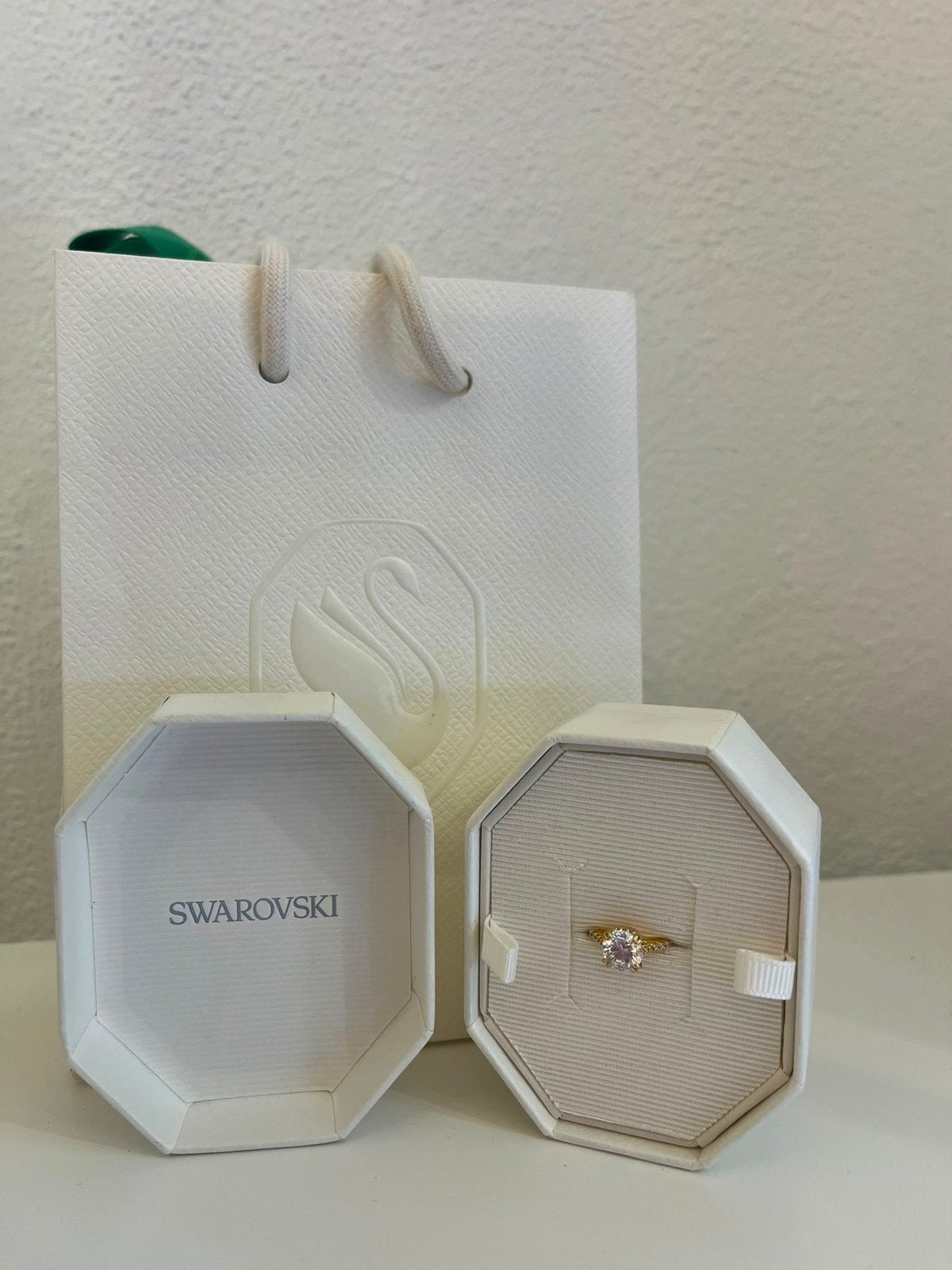 Swarovski ring, Ophalen of Verzenden, Zo goed als nieuw, Handen en Nagels