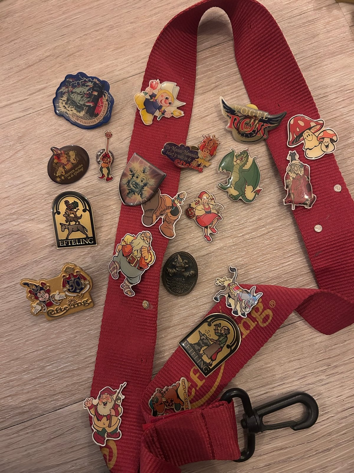 19 Efteling pins, diverse figuren en thema's, Ophalen of Verzenden, Gebruikt, Button of Speldje