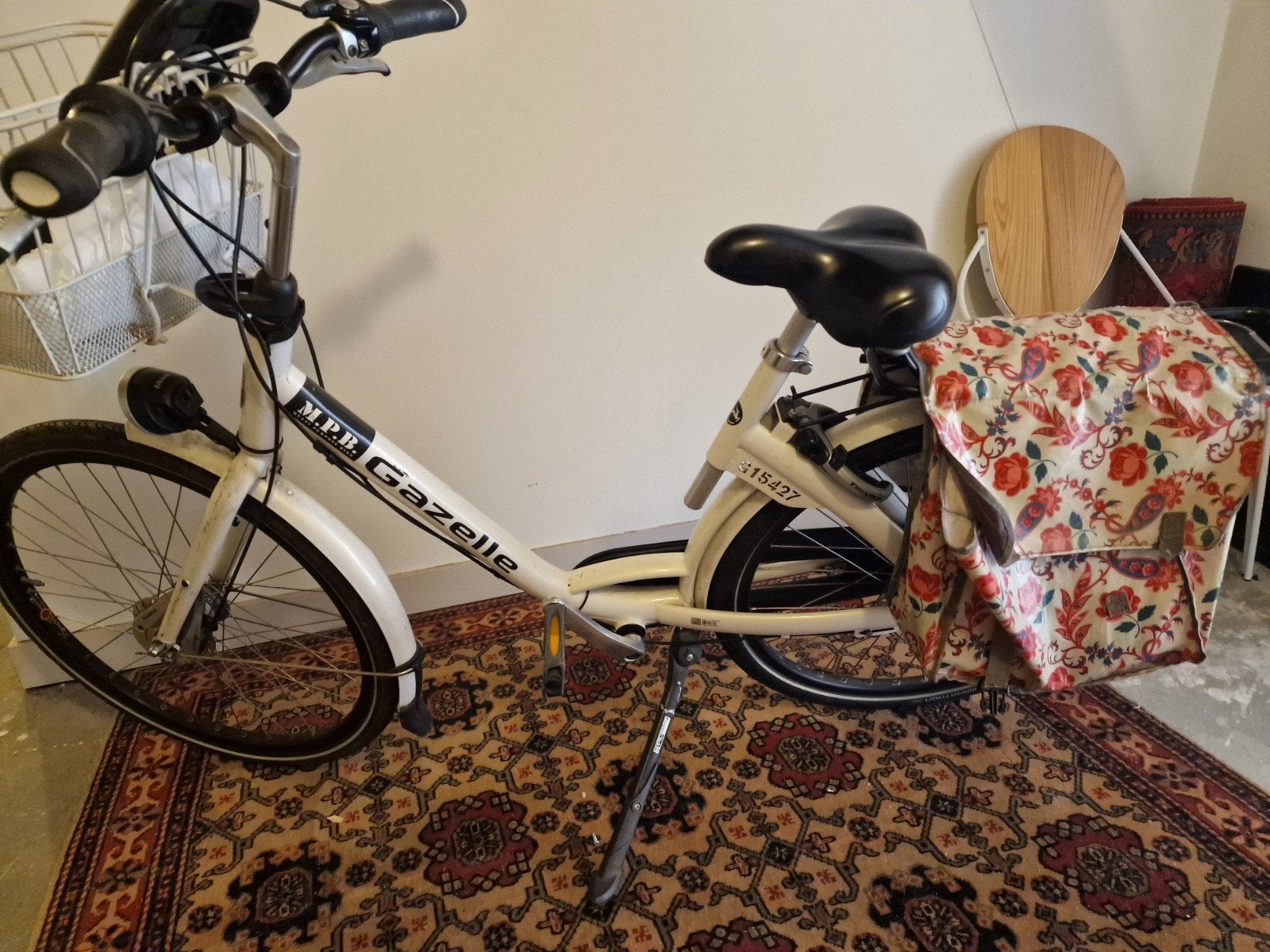 Gazelle damesfiets met mand ( zonder  fietstassen ), Gebruikt, Velgrem, Versnellingen, Ophalen of Verzenden