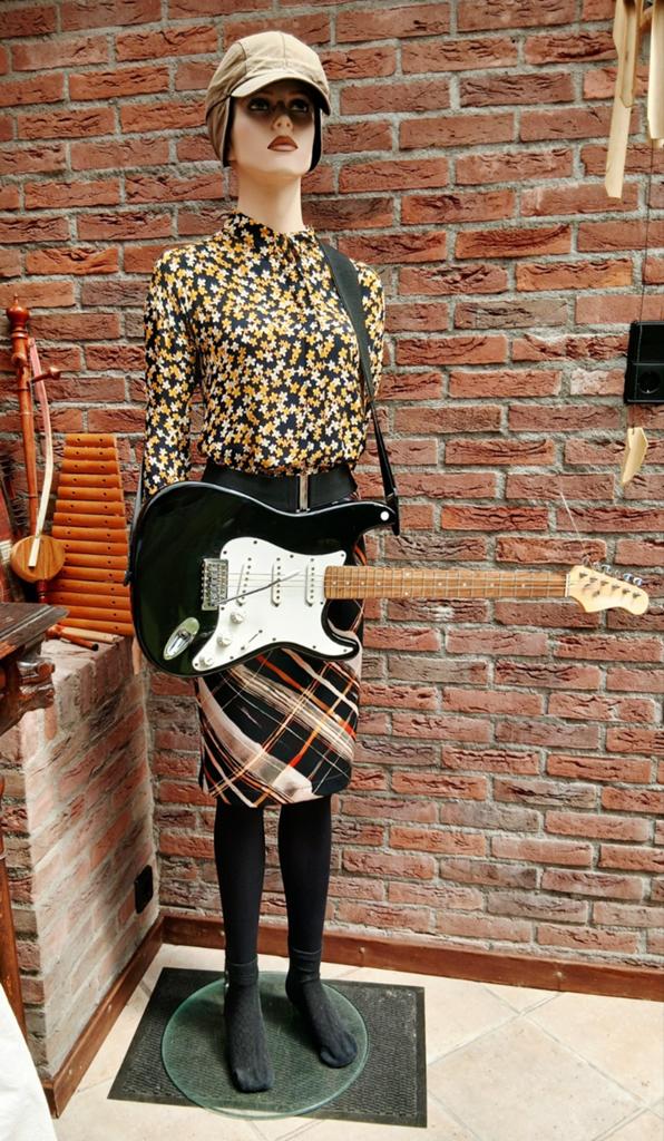 Vintage Etalagepop compleet op standaard extra bandlid ?, Ophalen