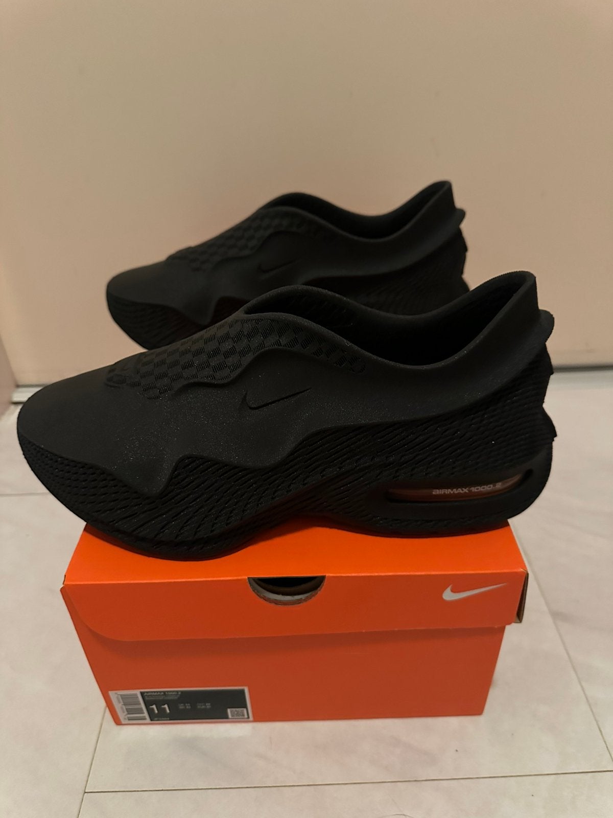 Nike Air Max 1000.2 Black Hyper Crimson – EU 45 – Nieuw, Kleding | Heren, Schoenen, Ophalen of Verzenden, Nieuw, Zwart