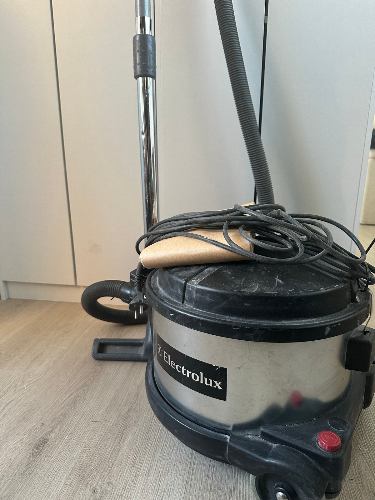 Electrolux Industriële Stofzuiger - Krachtig en Betrouwbaar, Gebruikt, Ophalen of Verzenden, Industriële stofzuiger, 2000 watt of meer