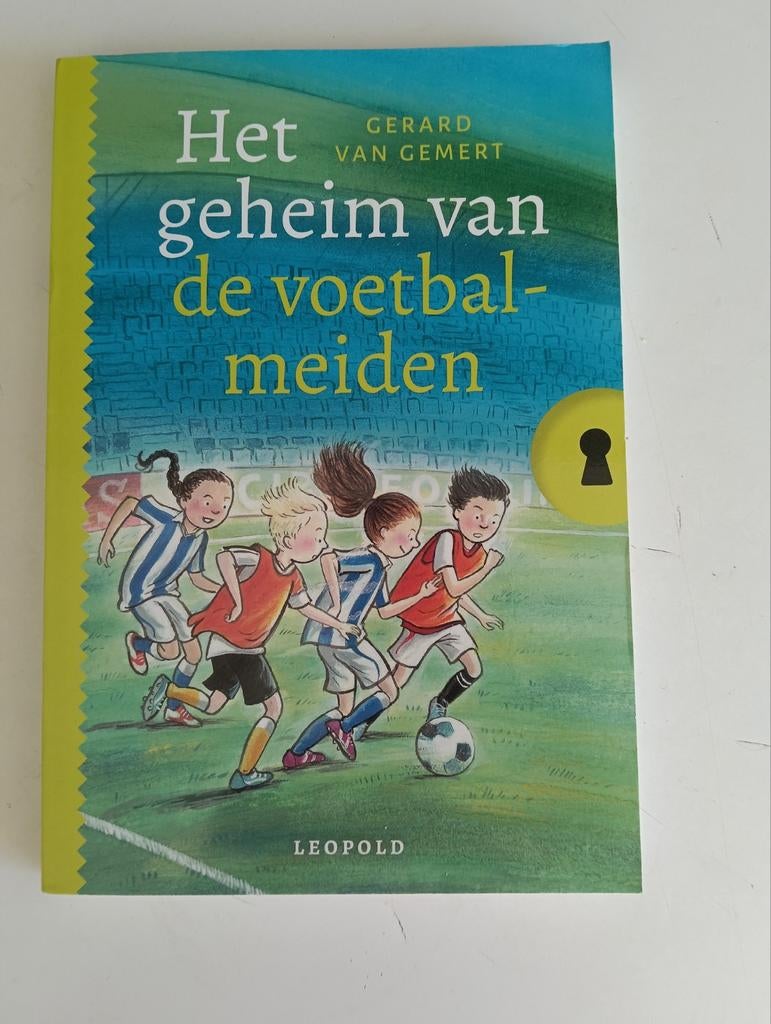 Het geheim van de voetbalmeiden - Gerard van Gemert, Ophalen of Verzenden, Zo goed als nieuw, Gerard van Gemert, Fictie