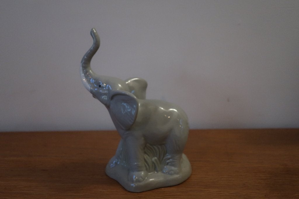 m. requena - Beeldje - Porselein olifant, Ophalen of Verzenden, Zo goed als nieuw, Overige typen