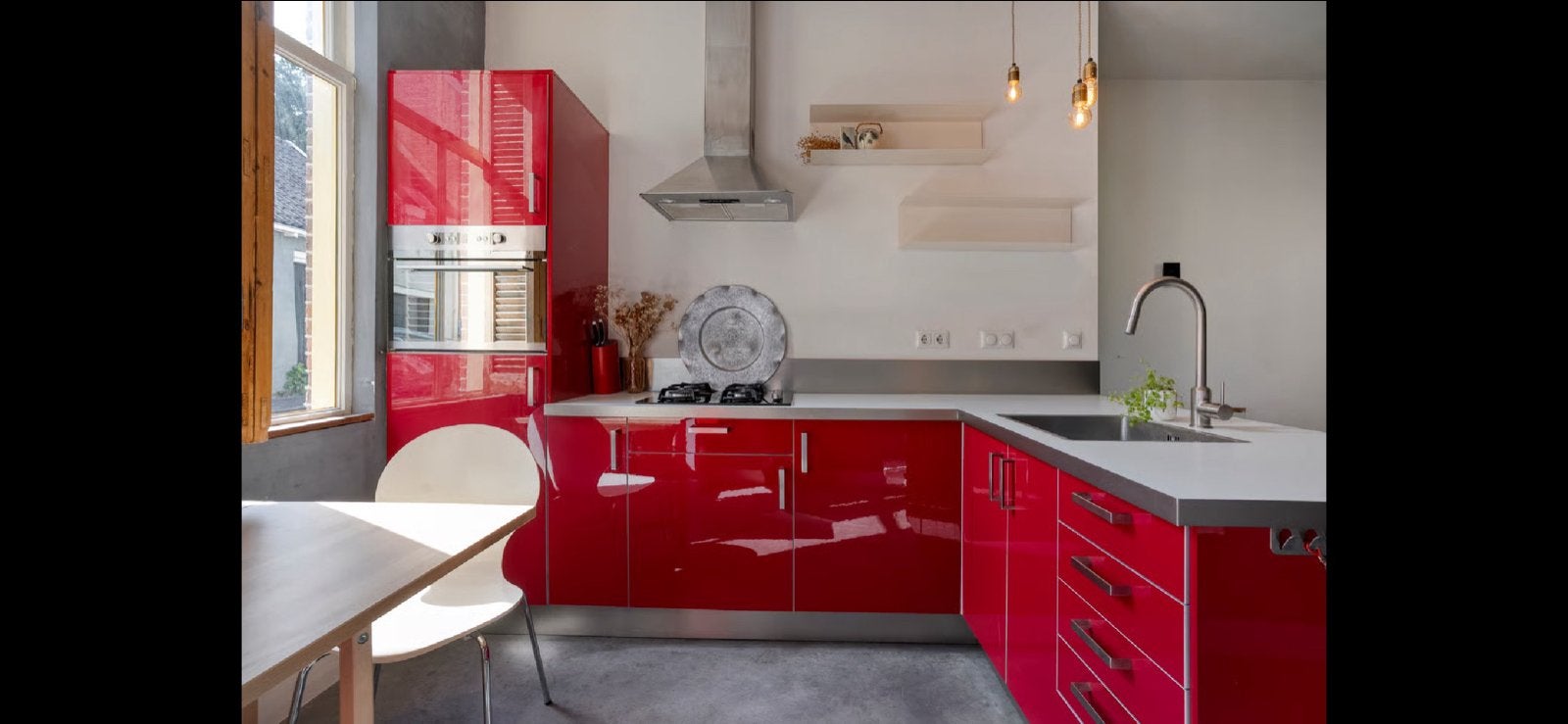 Moderne rode keuken met kookeiland en hoogglans afwerking, Ophalen, Gebruikt, Overige materialen, Hoekkeuken