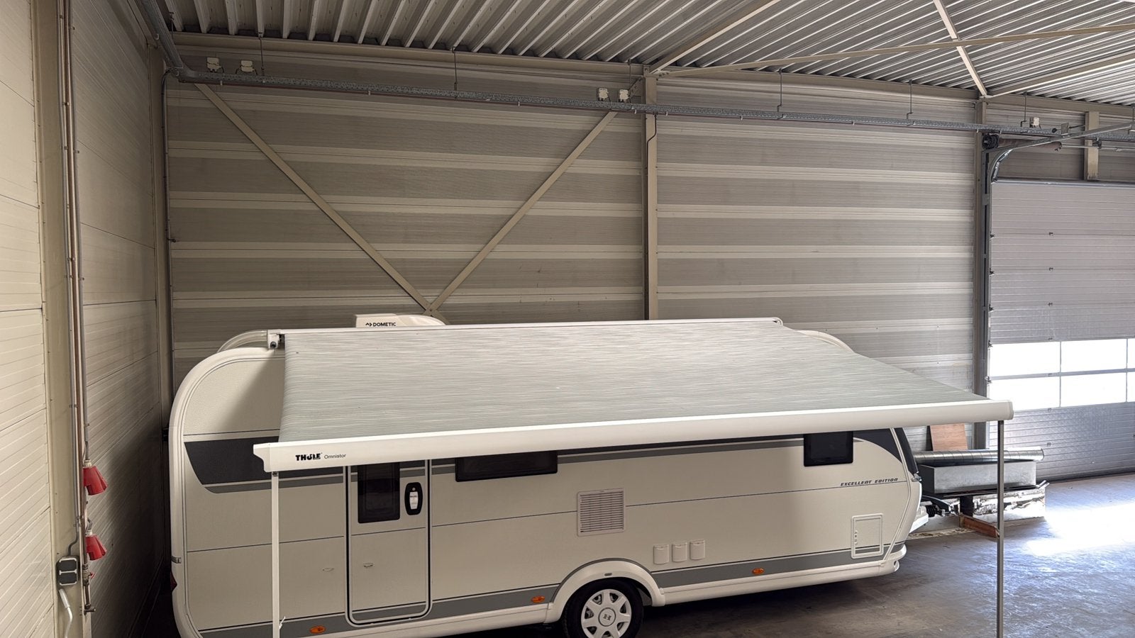 Thule Omnistore 6300 wit cassetteluifel 400cm