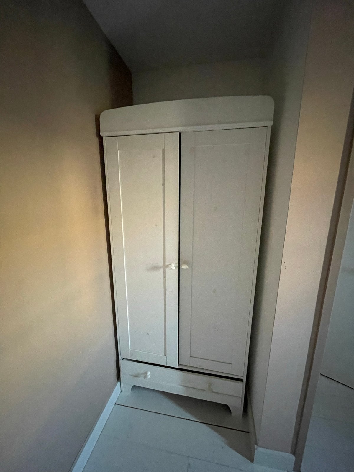 Witte kledingkast met opstaande rand en lade, Ophalen, Gebruikt, 100 tot 150 cm, 150 tot 200 cm