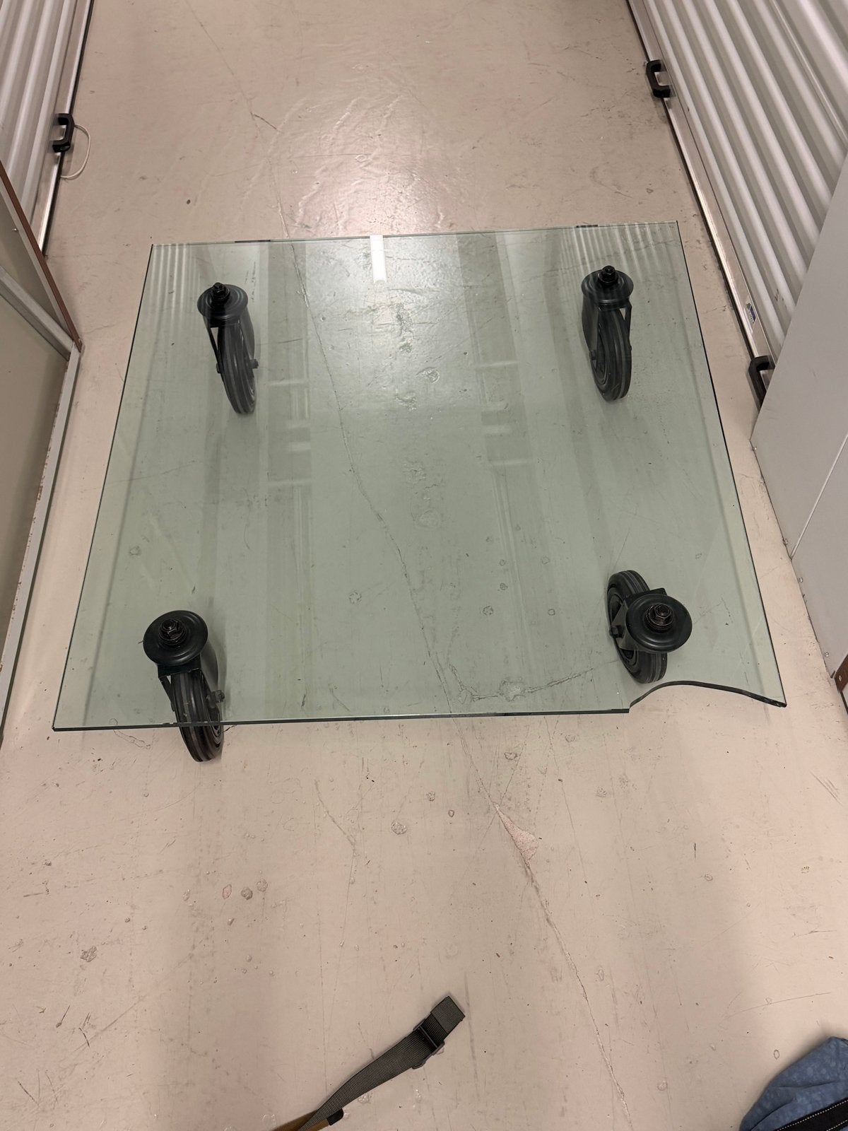 FontanaArte Tavolo con Ruote salontafel 110x110cm SCHADE, Huis en Inrichting, Tafels | Salontafels, Ophalen, Gebruikt, 100 tot 150 cm