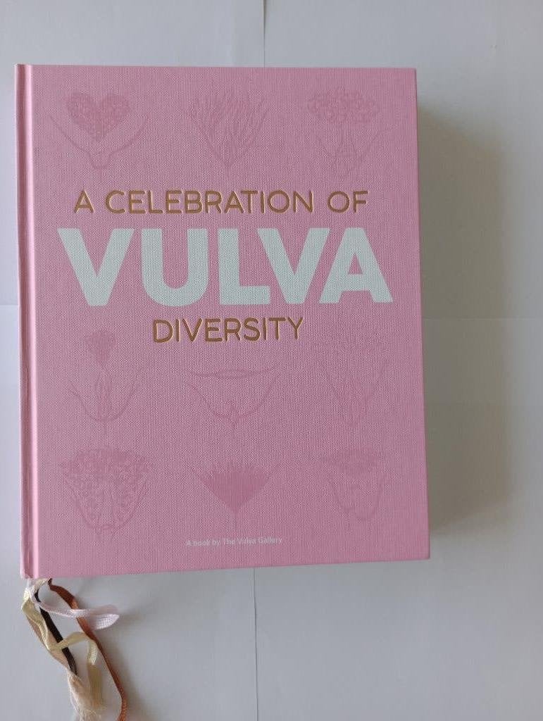 A CELEBRATION OF VULVA DIVERSITY, Ophalen of Verzenden, Zo goed als nieuw, Hilde Atalanta, Schilder- en Tekenkunst