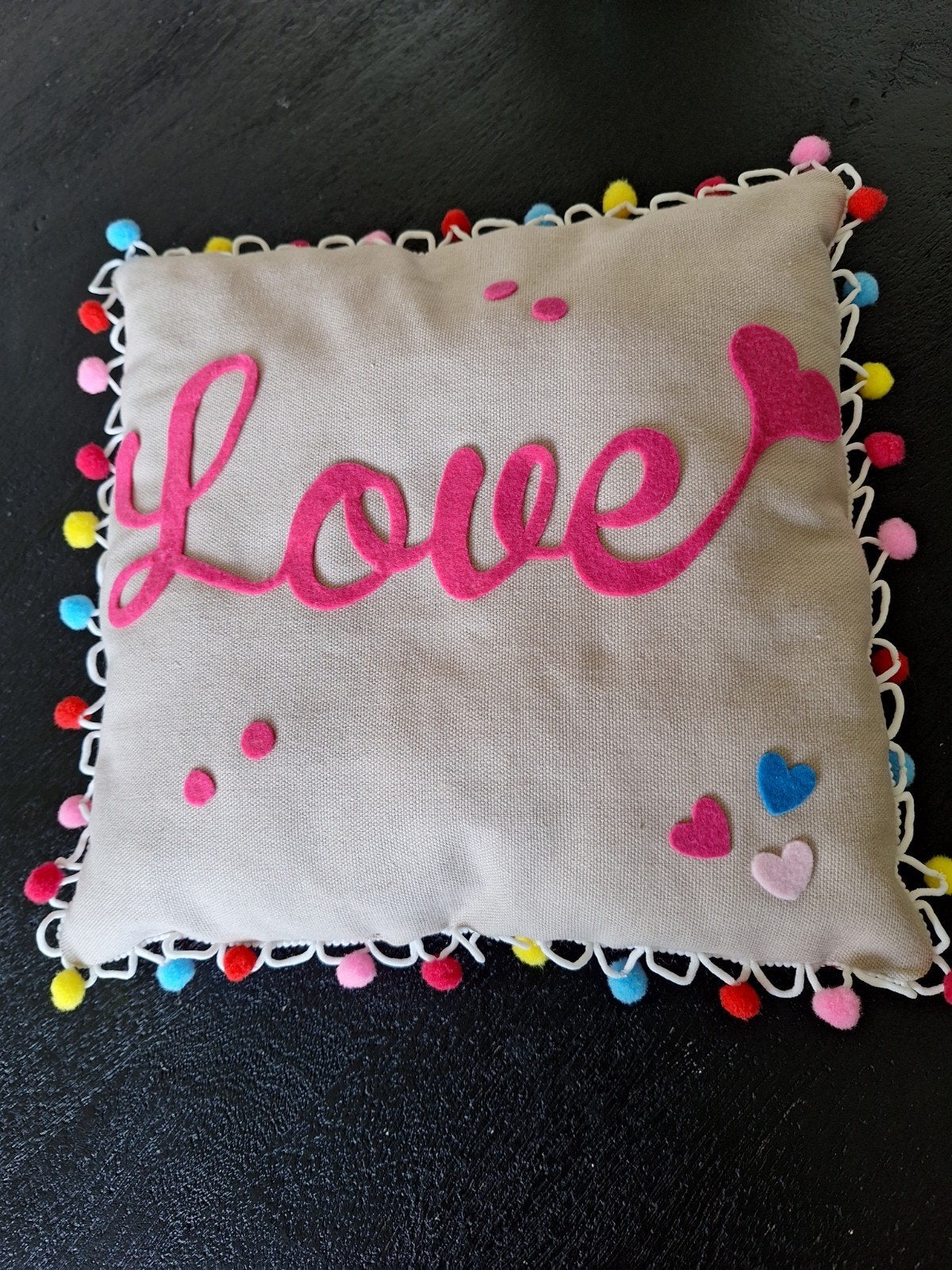 Decoratief kussen met pompons en 'Love' opdruk, Ophalen, Overige merken, Meerkleurig, Met print